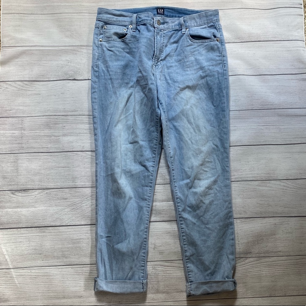 EUC Gap light jeans. Silver button. 2% spandex.